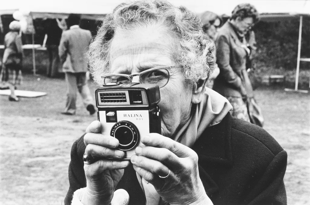 vrouw-met-camera_catrien-ariens_1979_collectie-iav-atria_100007882.jpg
