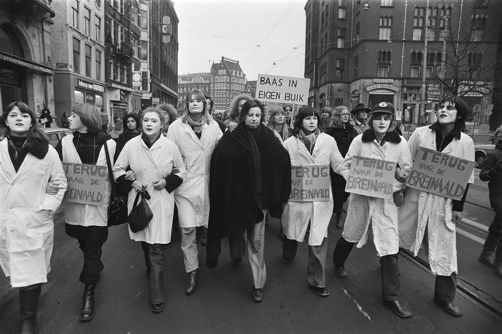 wij-vrouwen-eisen-demonstreert-tegen-beslissing-abortuswetsontwerp_koen-suyk_anefo_cc0_via-wikimedia-commons_928-9429.jpg