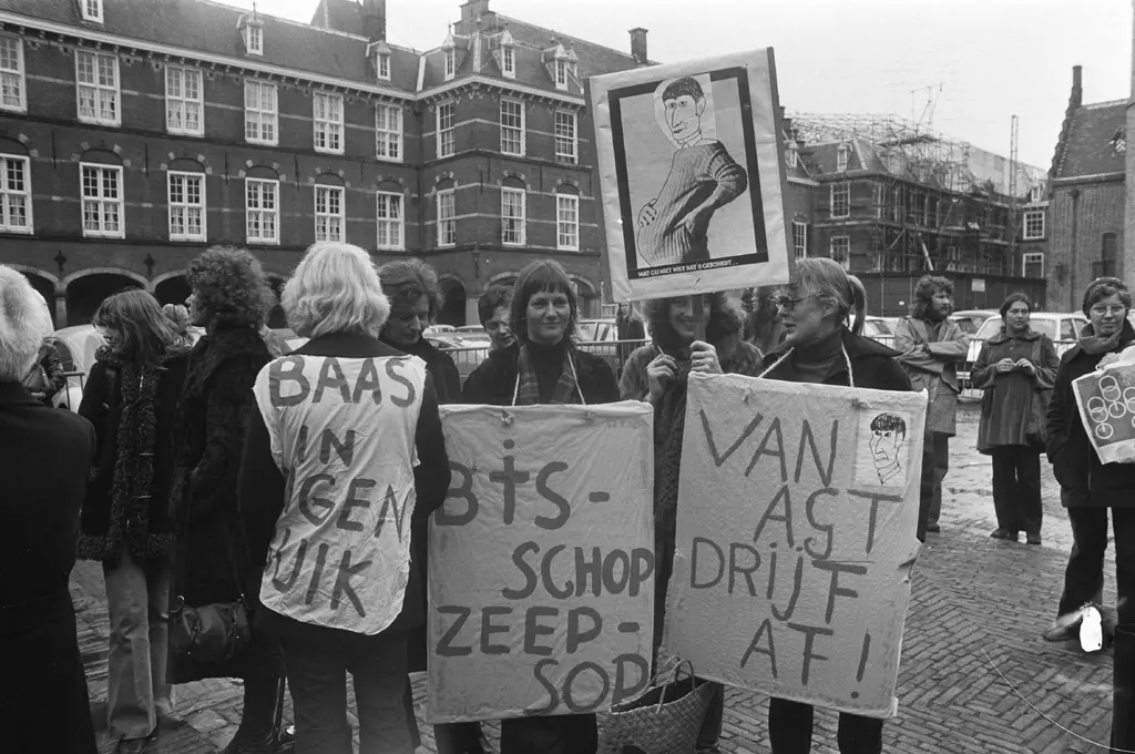 Groep vrouwen met protestborden op het Binnenhof in Den Haag, o.a. met bord van "zwangere" minister Van Agt.