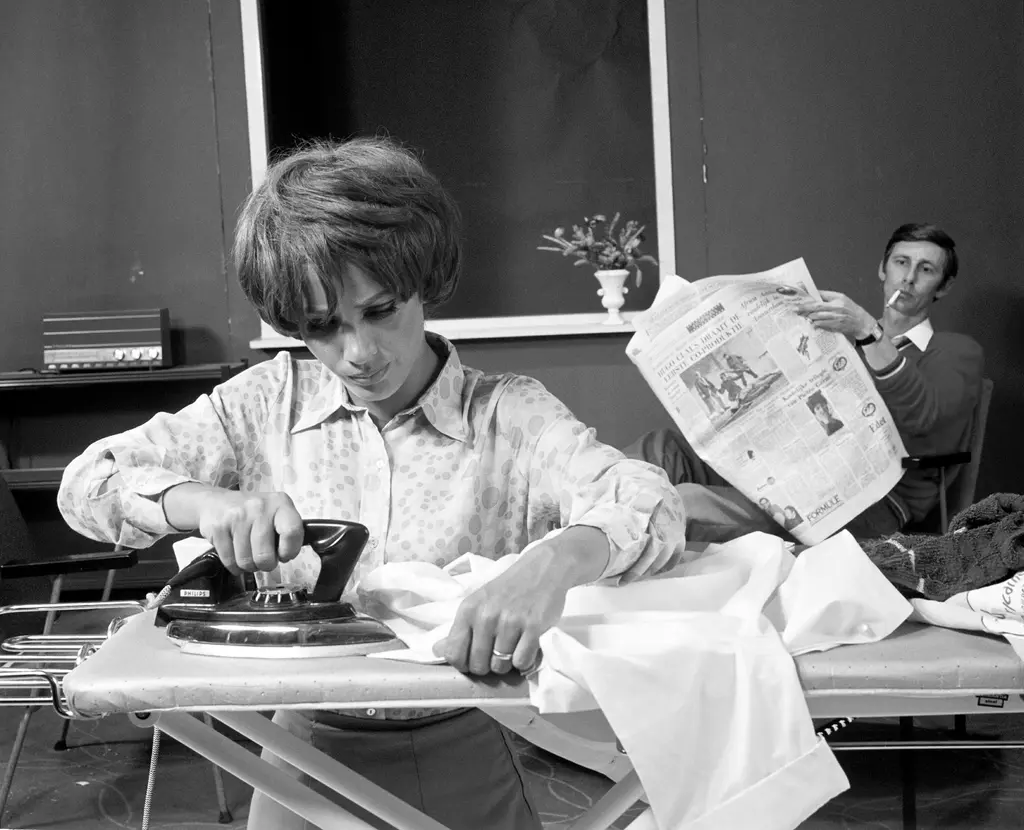 1967_vrouw-strijkt-man-leest-krant_ton-nelissen_spaarnestad-photo_79598.jpg