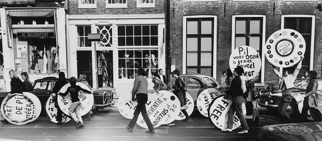 dolle-mina-pil-actie_eva-besnyo_1970_collectie-iav-atria.jpg