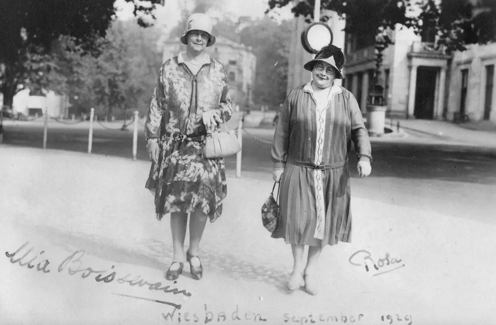 Het teruggekeerde materiaal bevat ook vele honderden foto’s. Bekende, maar ook minder bekende, zoals deze van Rosa Manus en Mia Boissevain<strong> </strong>(1929). Zij waren de initiatiefnemers van de Tentoonstelling <em>De Vrouw 1813-1913</em>. Fotograaf: onbekend, <a href="https://hdl.handle.net/11653/phot100002496" target="_blank">Collectie IAV-Atria</a>