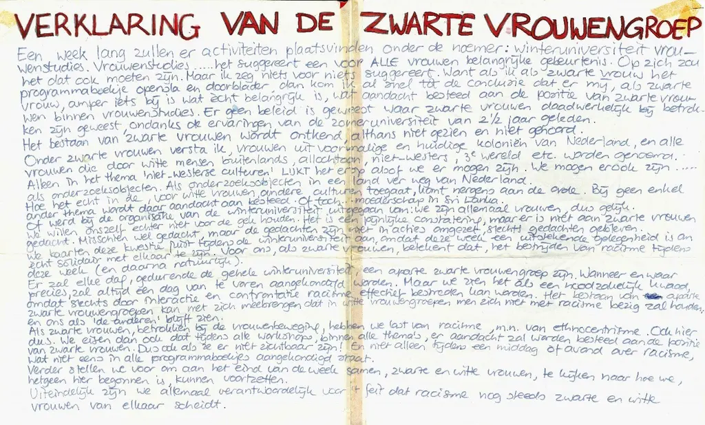 Begin van Verklaring van de zwarte vrouwengroep geschreven op twee aan elkaar geplakte vellen papier