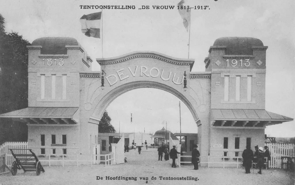 Hoofdingang van tentoonstelling 'De Vrouw 1813-1913'