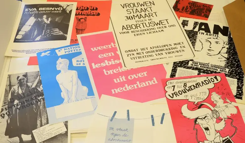Map met aantal affiches in zwart wit en kleur, o.a. over de Vrouwenstaking op 30 maart