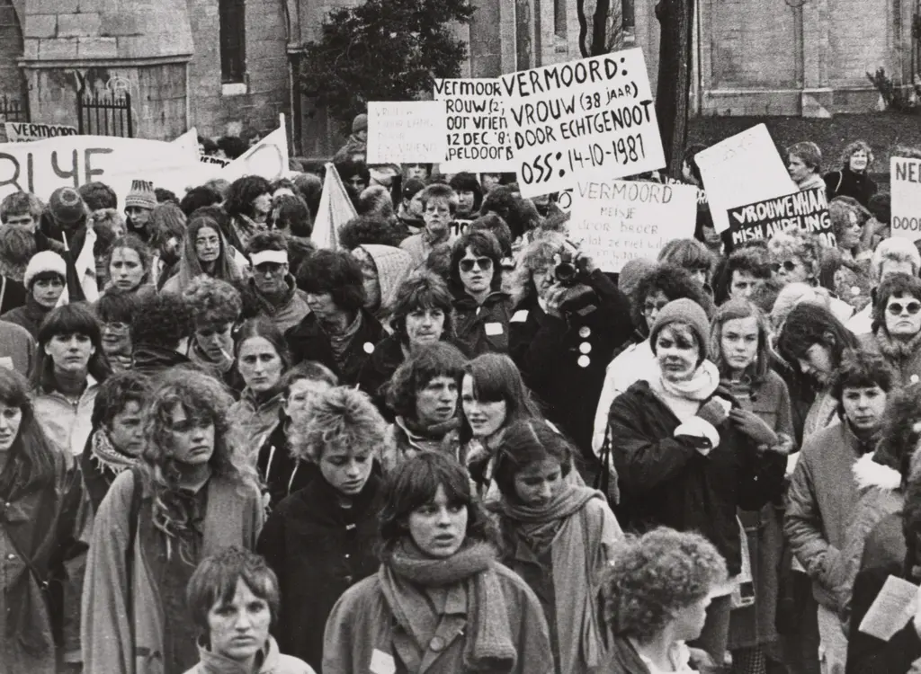 demonstratie-tegen-vrouwenmishandeling-1982-fotograaf-evelien-polter-collectie-iav-atria-100008908.jpg