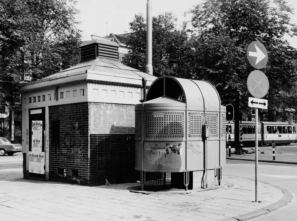 Openbaar toilet op straat in Amsterdam