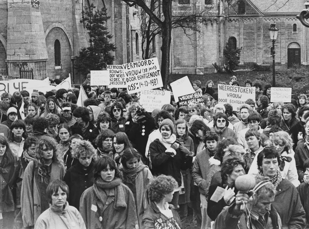 Demonstratie tegen vrouwenmishandeling, 1982, fotograaf: Evelien Polter, <a href="https://hdl.handle.net/11653/phot100008908" target="_blank">Collectie IAV-Atria</a>