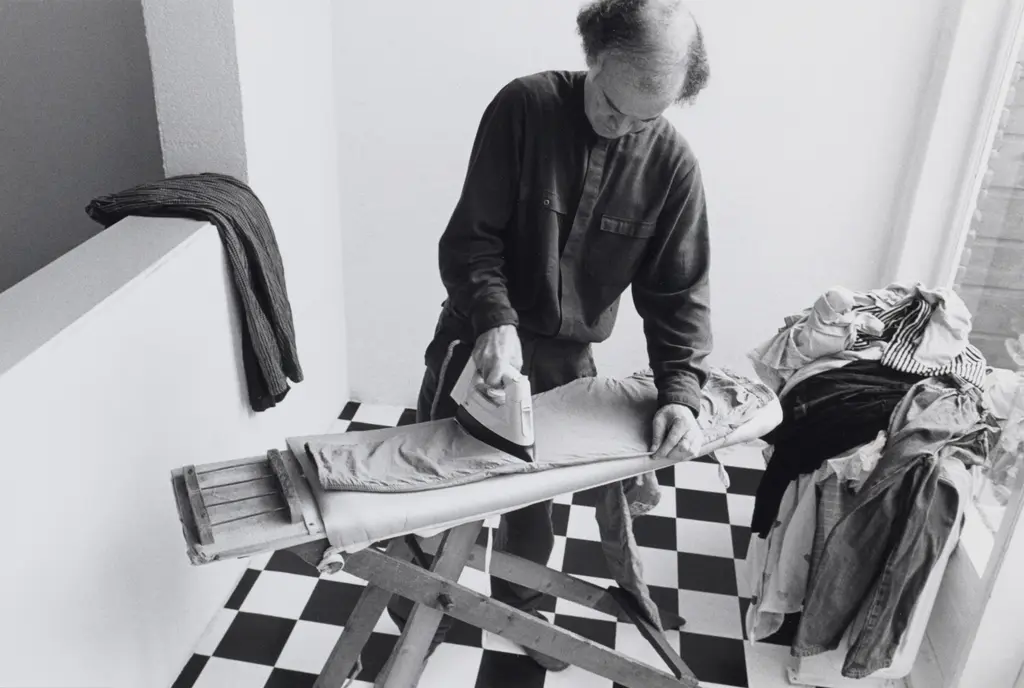 man_aan_het_strijken_mieke-schlaman_1989_collectie-iav-atria_100018997.jpg