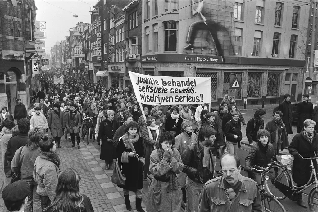 Demonstratie groep vrouwen met spandoek 'justitie behandel seksuele geweldsmisdrijven serieus!!'