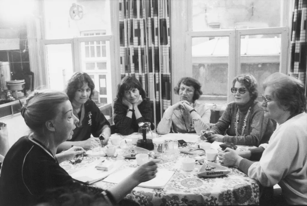 overleg-vido-vrouwen_bertien-van-manen_1980_collectie-iav-atria.jpg