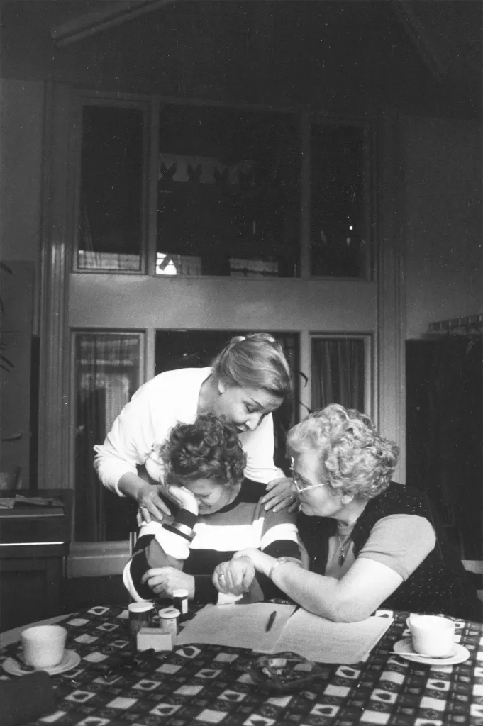 Eerste kennismakingsgesprek met een VIDO groep, 1980, fotograaf: Bertien van Manen, <a href="https://hdl.handle.net/11653/phot100010377" target="_blank">collectie IAV-Atria</a>