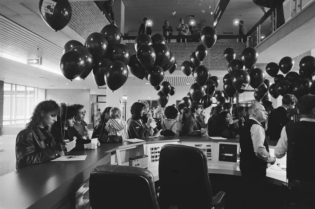 Groep vrouwen met zwarte balonnen op het politiebureau