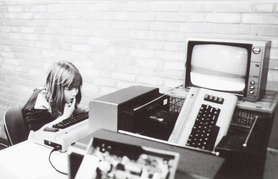 meisje_achter_computer_marian_bakker_1992_collectie_iav_atria_100013885.jpg