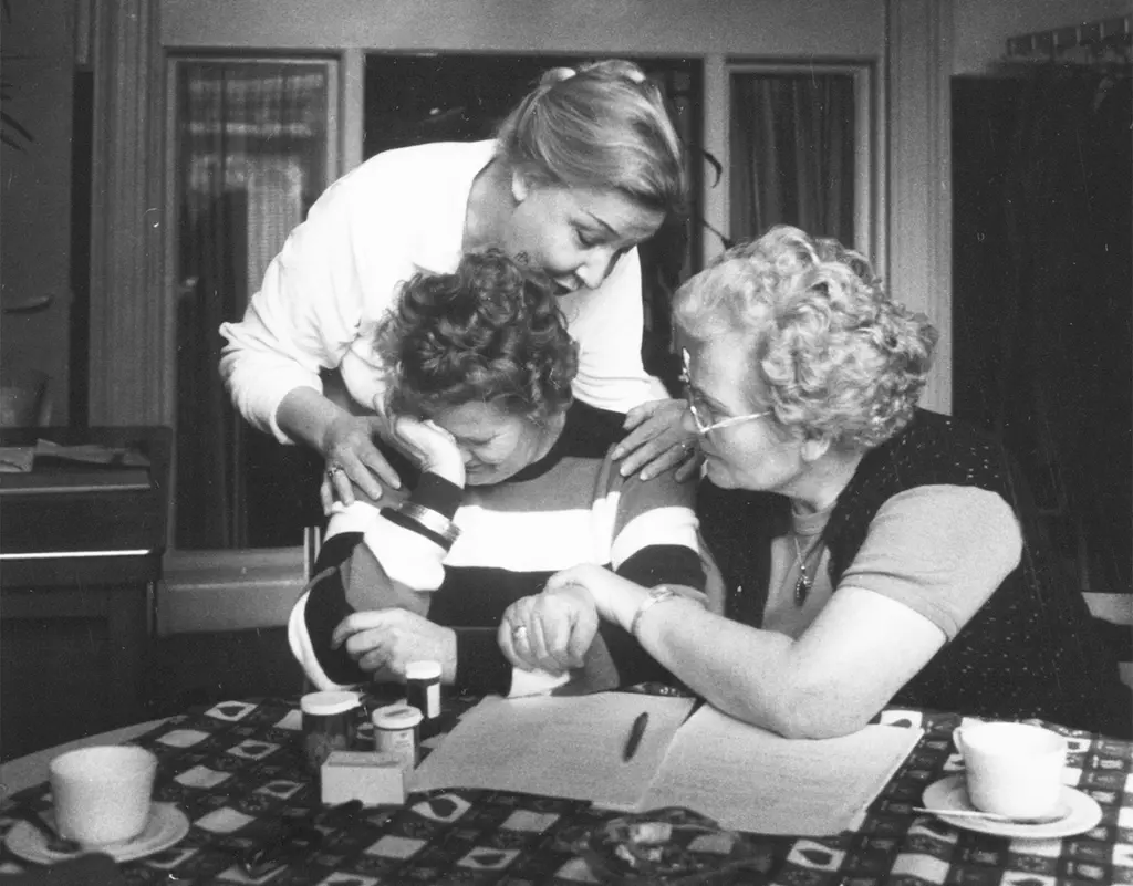 eerste-kennismakingsgesprek-vido-groep_1980_bertien-van-manen_collectie-iav-atria_100010377.jpg