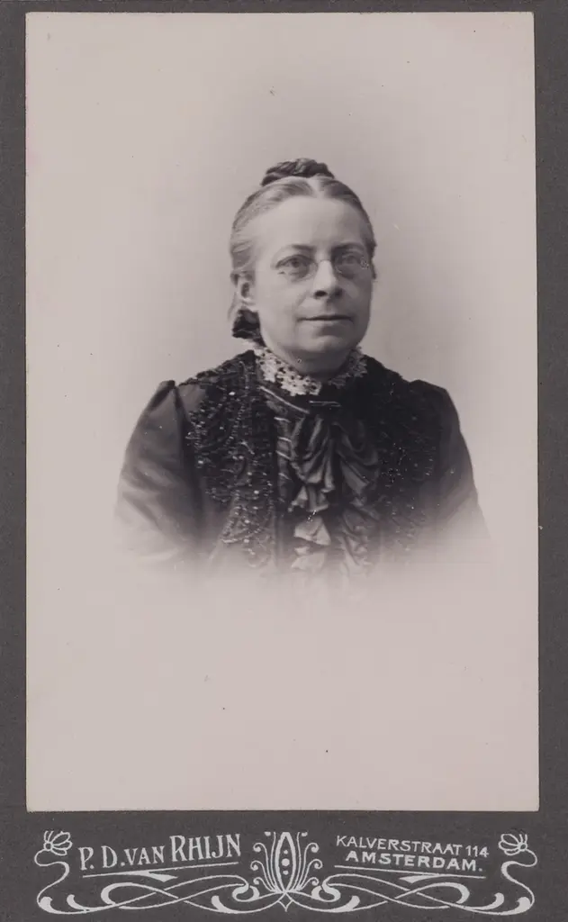 Studio portrait of Catharine van Tussenbroek, circa 1890, photographer unknown, <a href="https://hdl.handle.net/11653/phot100006441" target="_blank">IAV-Atria Collection</a>