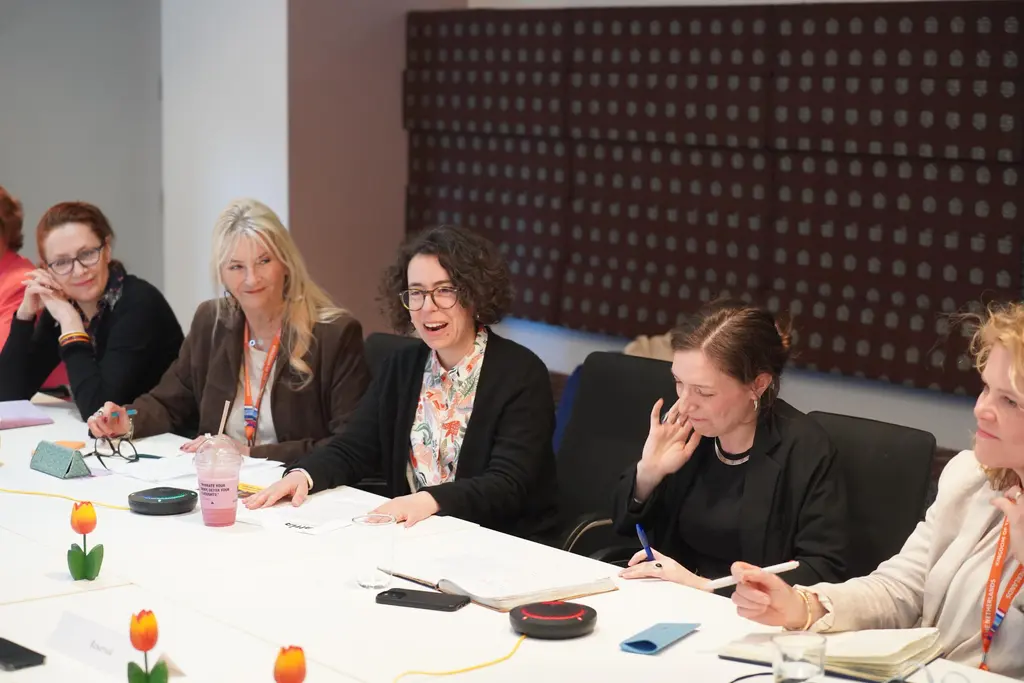 Onderzoeker Maya Declich (derde van links) presenteert aanbevelingen aan de Nederlandse delegatie, foto door Marina Boerma.
