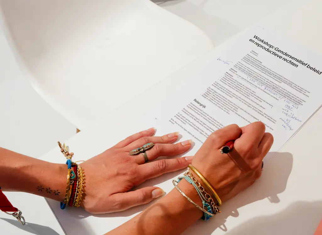 Deelnemer maakt aantekeningen op papier met informatie over de workshop