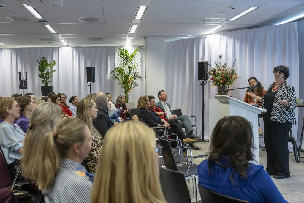 Atria-fellow Margit van der Steen geeft lezing tijdens de inspiratiebijeenkomst van de Vereniging van Nederlandse Gemeenten, fotograaf: Henriëtte Guest.