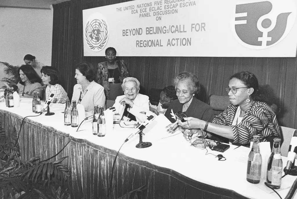 Paneldiscussie 'Beyond Beijing, call for regional action' met de eerste secretarissen-generaal tijdens de wereldvrouwenconferentie, 1995, fotograaf: Mieke Schlaman, <a href="https://hdl.handle.net/11653/phot100000919" target="_blank">Collectie IAV-Atria</a>