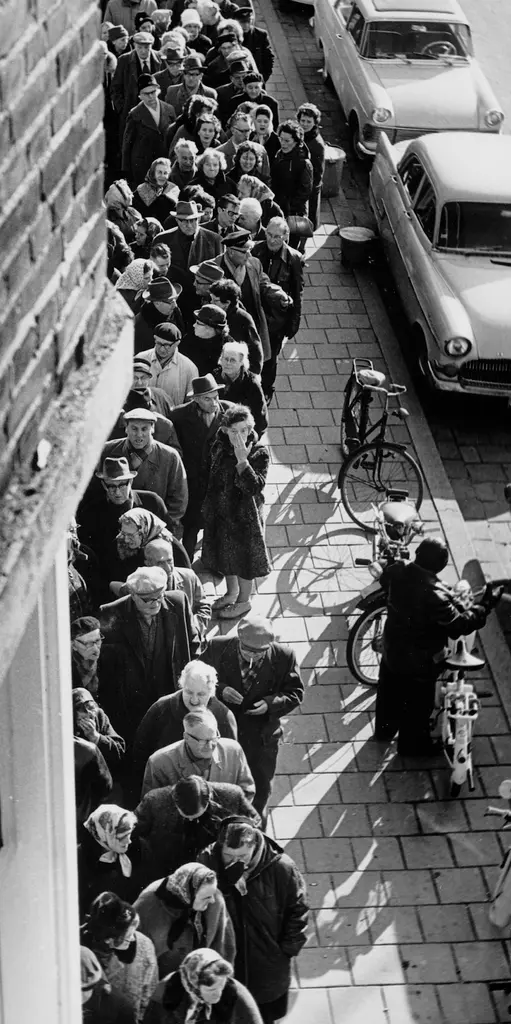 rij-mensen_jac-de-nijs_1965_collectie-iav-atria_100024835.jpg