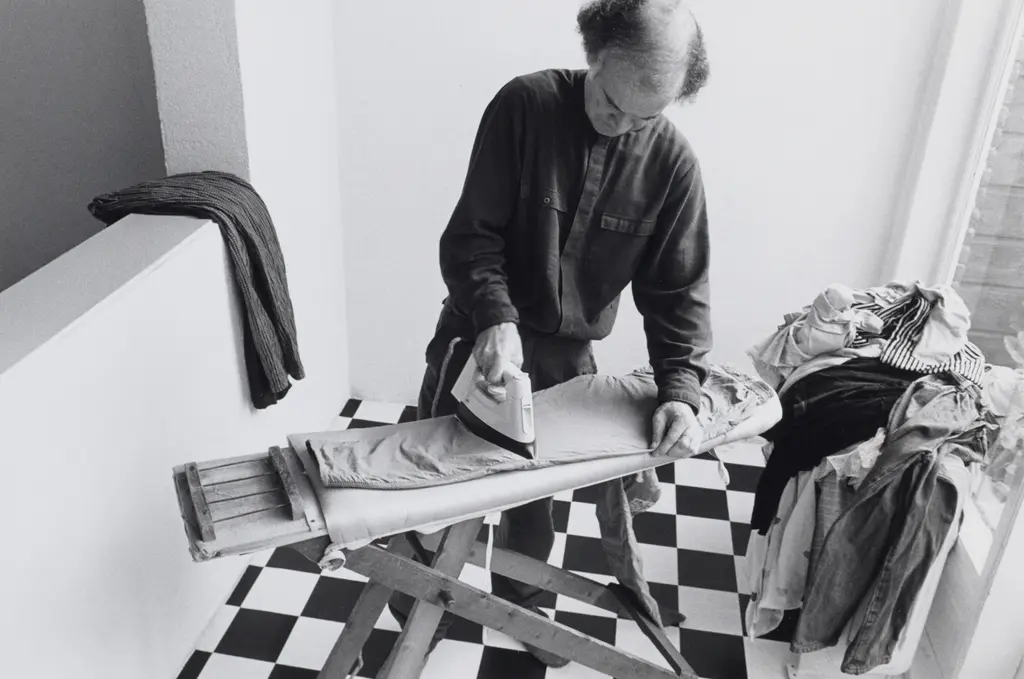 man-met-strijkbout_mieke-schlaman_1989_collectie-iav-atria_f217-94f.jpg