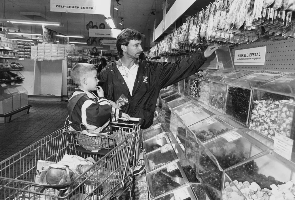 vader-zoon-supermarkt_mieke-schlaman_1997_collectie-iav-atria_f147-98_01.jpg