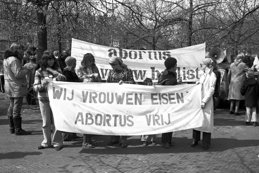 wij-vrouwen-eisen-abortus-vrij_ton-sonneveldt_1976_collectie-iav-atria_0424-648-0016.jpg